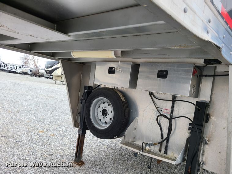 image for item KG9617 2015 Universal Exiss STC835 LG  livestock trailer