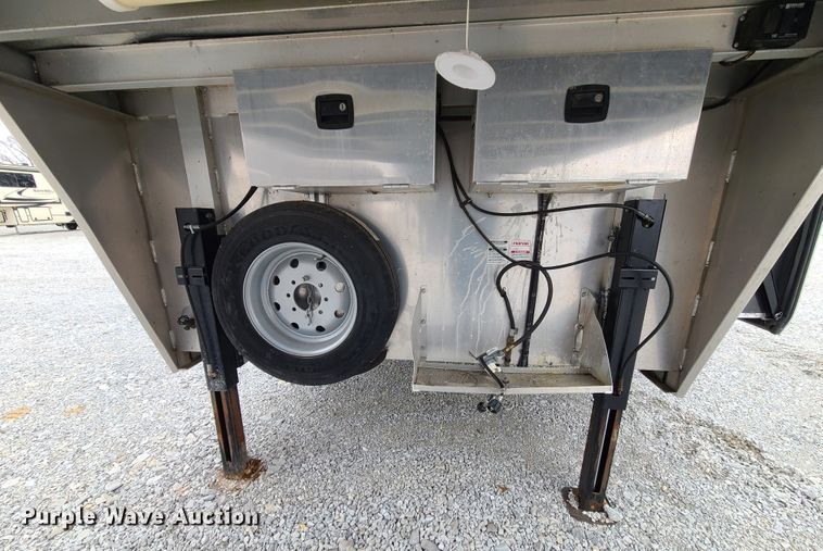 image for item KG9617 2015 Universal Exiss STC835 LG  livestock trailer