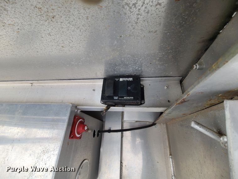 image for item KG9617 2015 Universal Exiss STC835 LG  livestock trailer