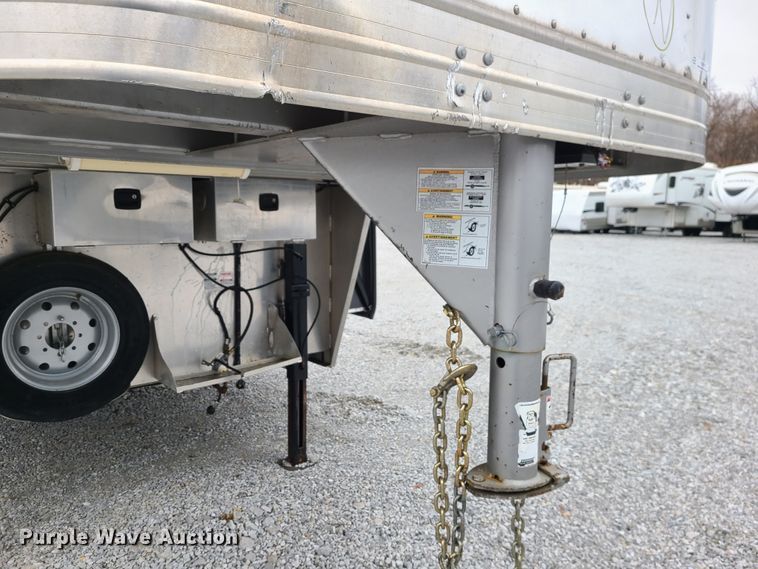 image for item KG9617 2015 Universal Exiss STC835 LG  livestock trailer