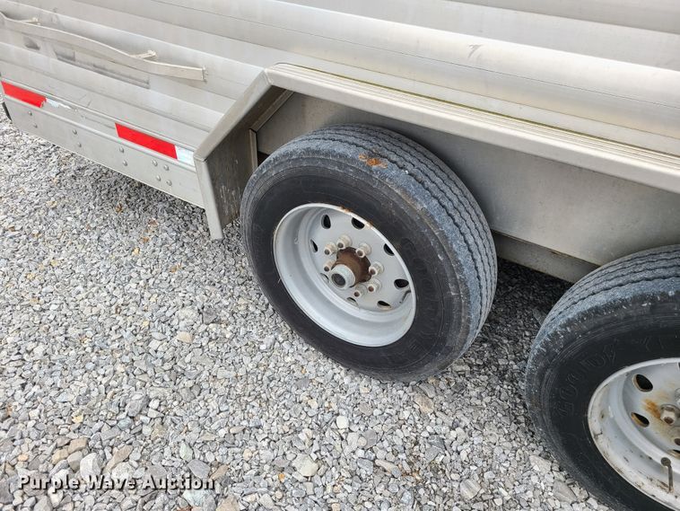 image for item KG9617 2015 Universal Exiss STC835 LG  livestock trailer