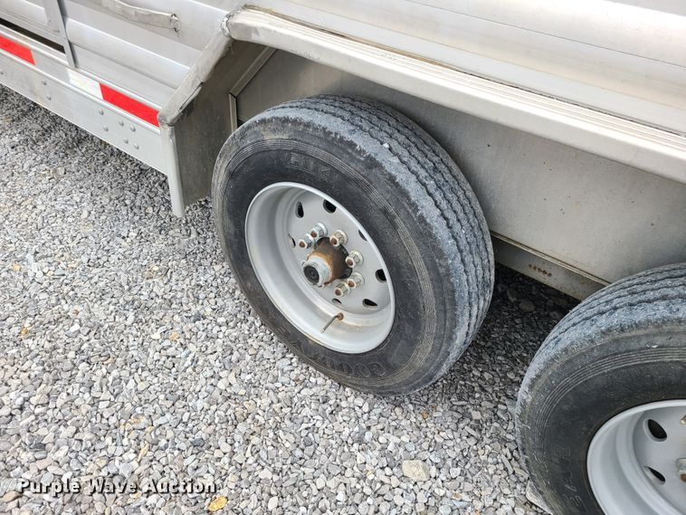 image for item KG9617 2015 Universal Exiss STC835 LG  livestock trailer