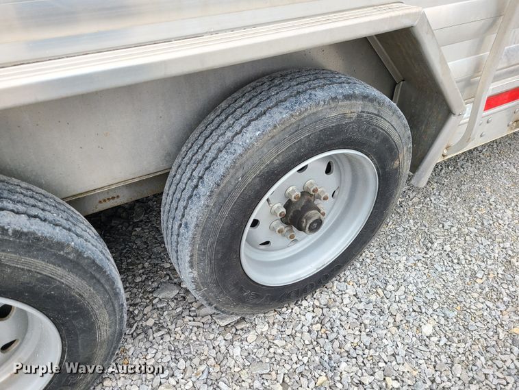 image for item KG9617 2015 Universal Exiss STC835 LG  livestock trailer