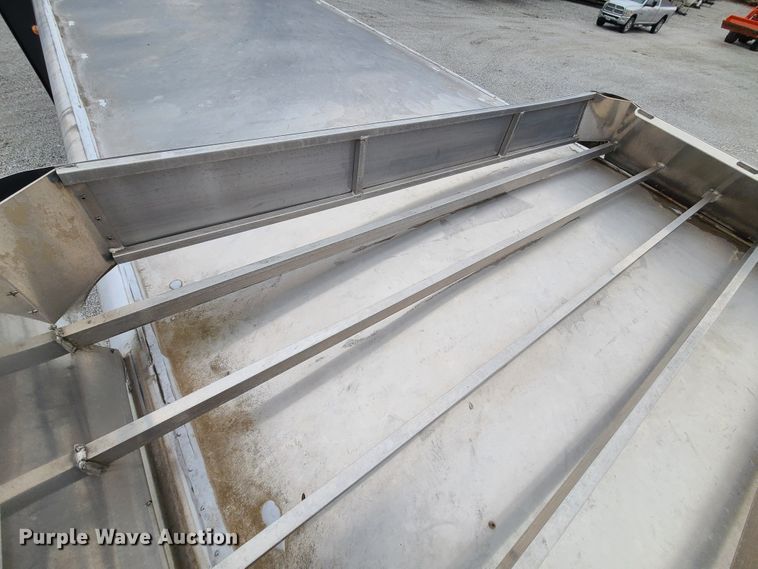 image for item KG9617 2015 Universal Exiss STC835 LG  livestock trailer
