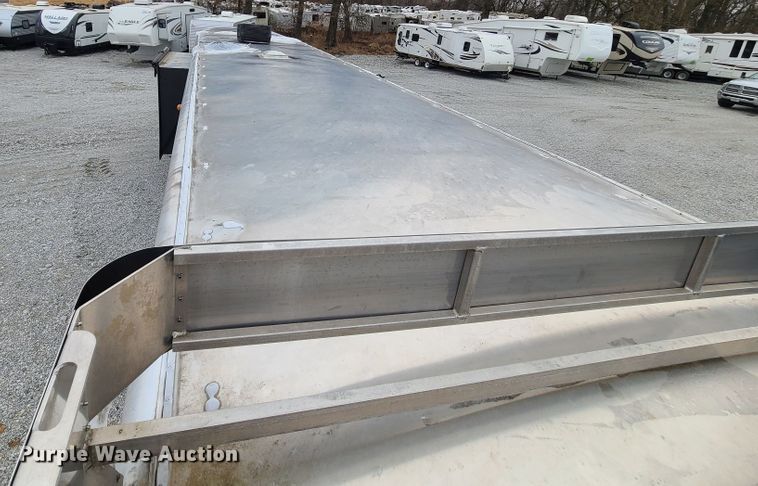 image for item KG9617 2015 Universal Exiss STC835 LG  livestock trailer