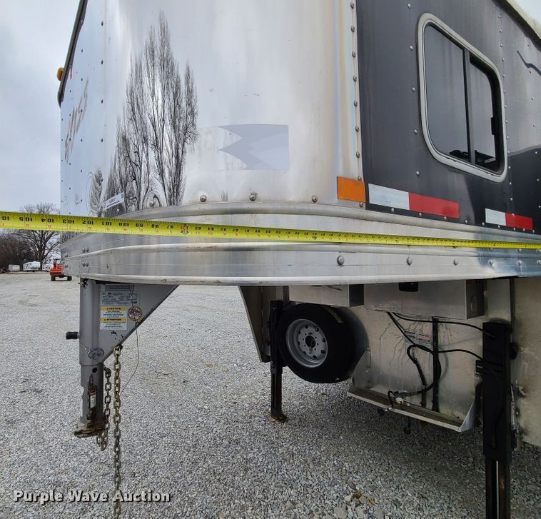 image for item KG9617 2015 Universal Exiss STC835 LG  livestock trailer