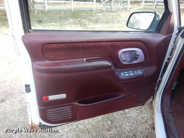 image for item KJ9581 1996 Chevrolet Suburban C1500  SUV