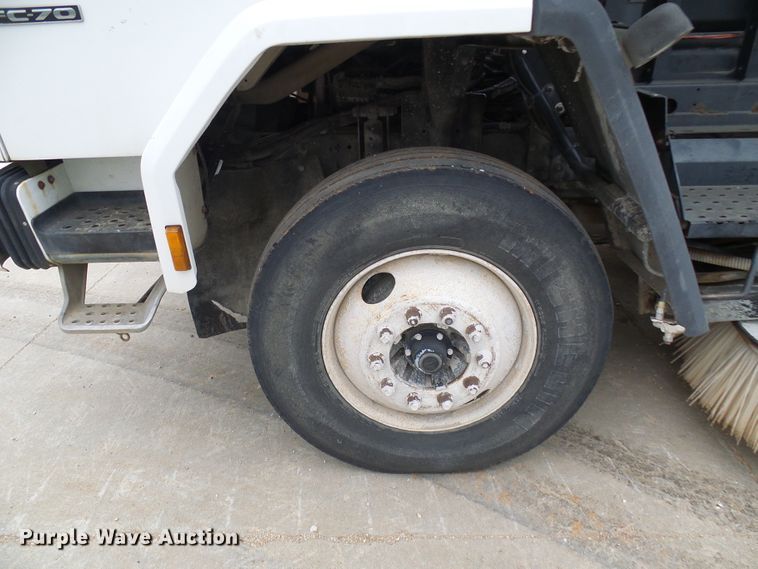 image for item DG5690 2000 Freightliner FC70  street sweeper truck