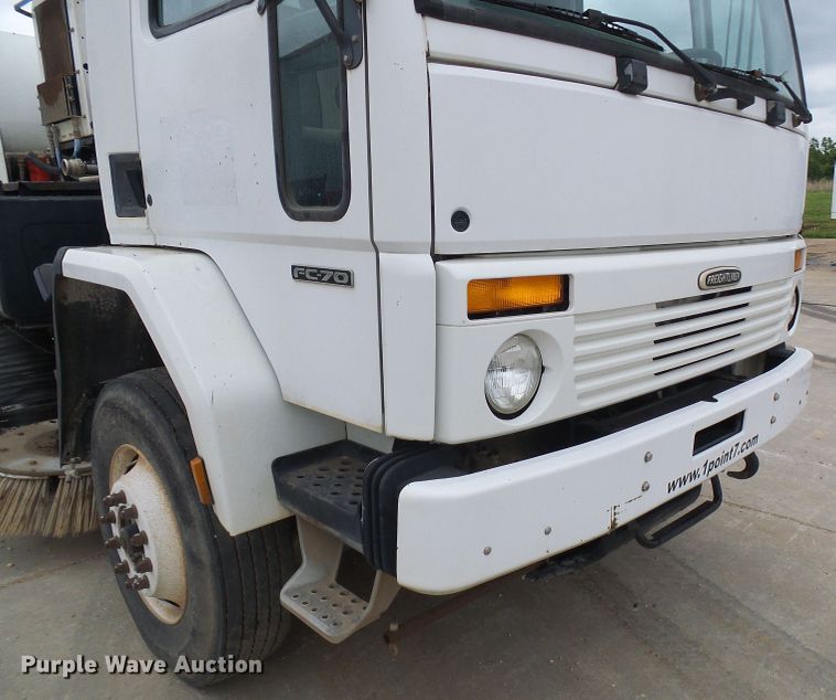 image for item DG5690 2000 Freightliner FC70  street sweeper truck