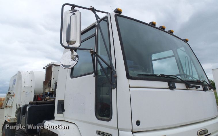 image for item DG5690 2000 Freightliner FC70  street sweeper truck