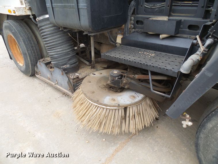 image for item DG5690 2000 Freightliner FC70  street sweeper truck