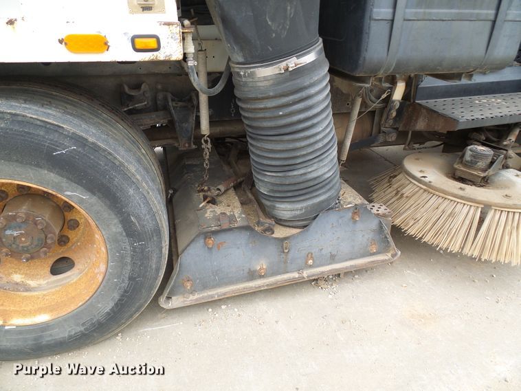 image for item DG5690 2000 Freightliner FC70  street sweeper truck