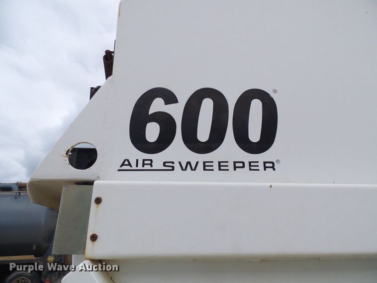 image for item DG5690 2000 Freightliner FC70  street sweeper truck