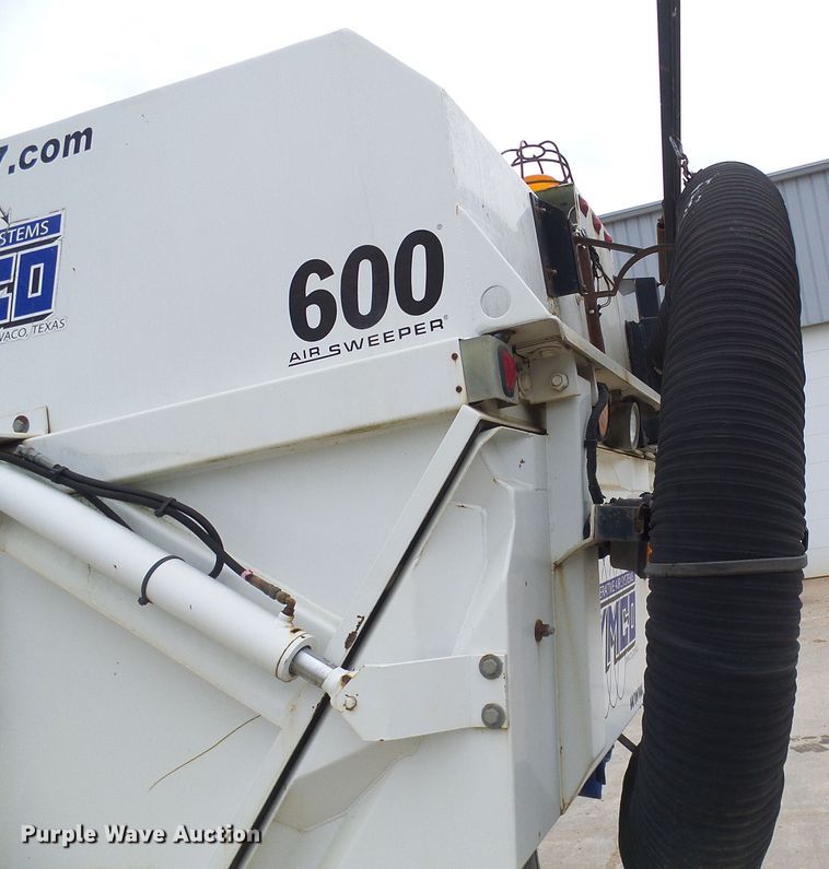 image for item DG5690 2000 Freightliner FC70  street sweeper truck