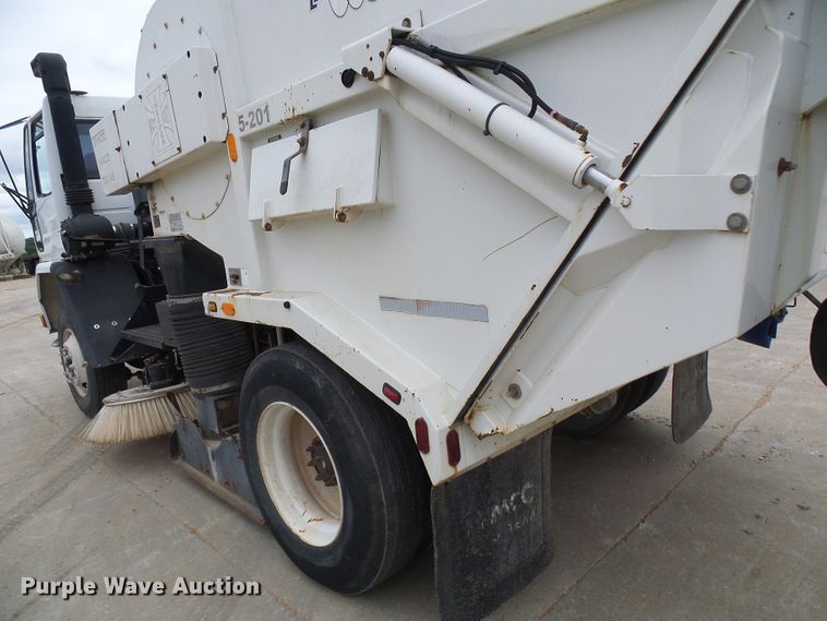 image for item DG5690 2000 Freightliner FC70  street sweeper truck