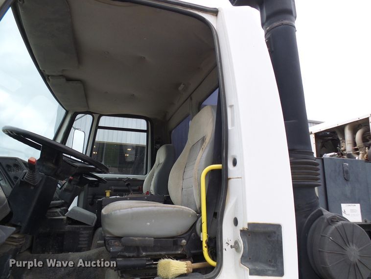 image for item DG5690 2000 Freightliner FC70  street sweeper truck
