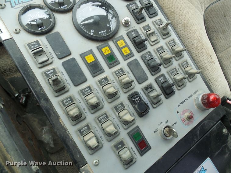 image for item DG5690 2000 Freightliner FC70  street sweeper truck