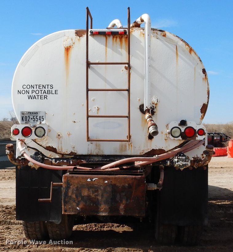 image for item DK0230 2008 Peterbilt 386  water truck