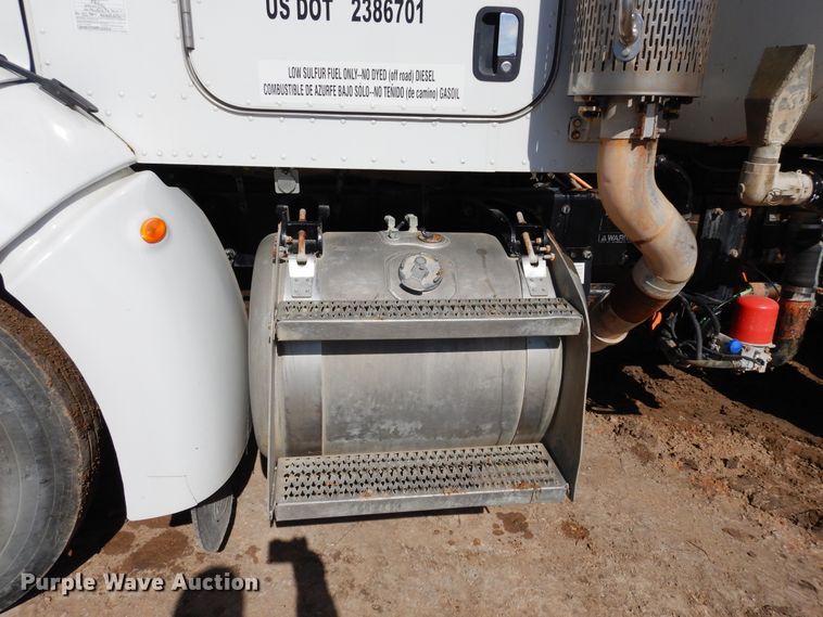 image for item DK0230 2008 Peterbilt 386  water truck