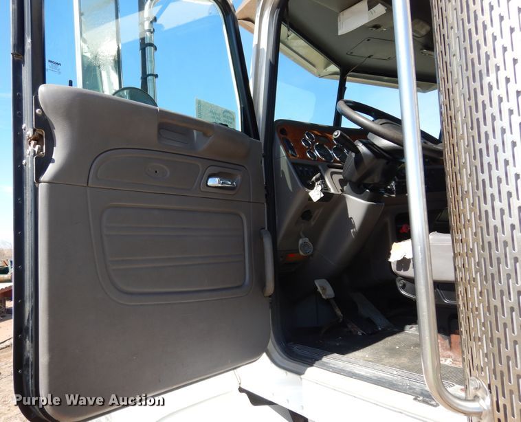 image for item DK0230 2008 Peterbilt 386  water truck