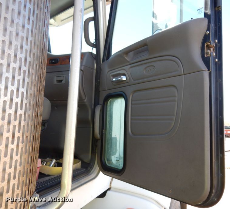 image for item DK0230 2008 Peterbilt 386  water truck