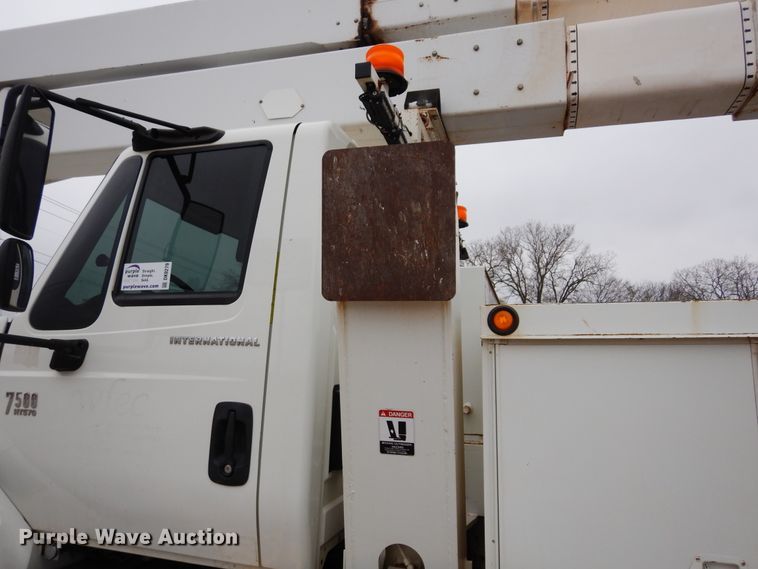 image for item DK0279 2006 International 7500  bucket truck