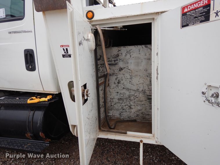 image for item DK0279 2006 International 7500  bucket truck