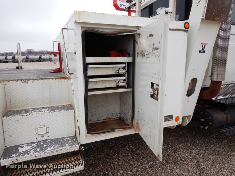 image for item DK0279 2006 International 7500  bucket truck