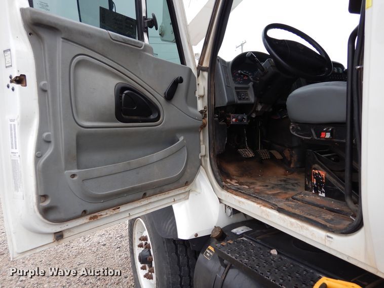 image for item DK0279 2006 International 7500  bucket truck