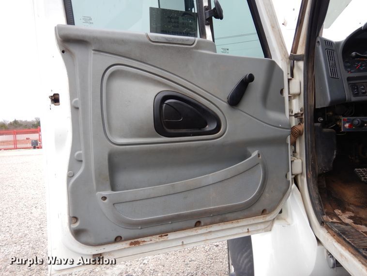 image for item DK0279 2006 International 7500  bucket truck