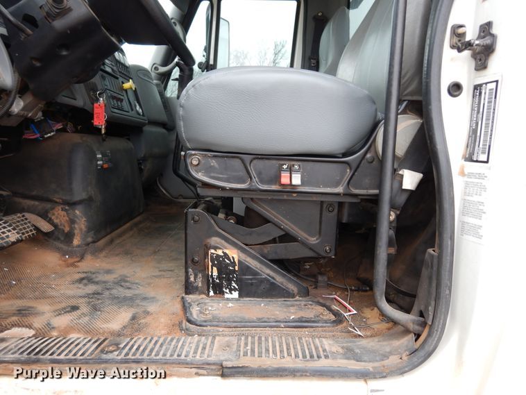 image for item DK0279 2006 International 7500  bucket truck