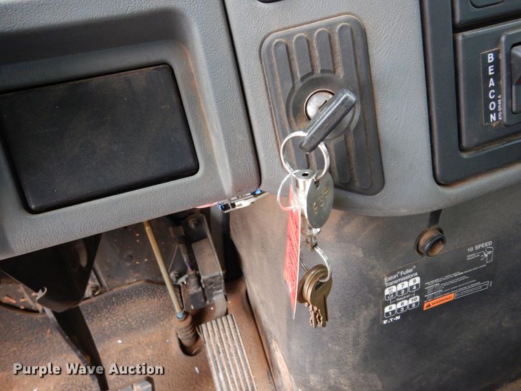 image for item DK0279 2006 International 7500  bucket truck