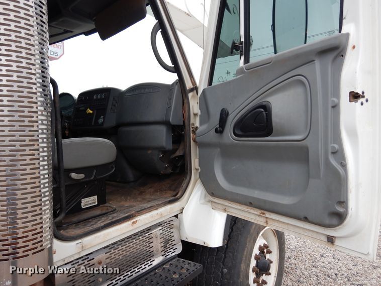 image for item DK0279 2006 International 7500  bucket truck