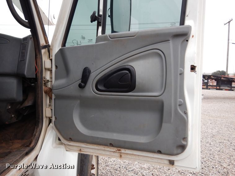 image for item DK0279 2006 International 7500  bucket truck