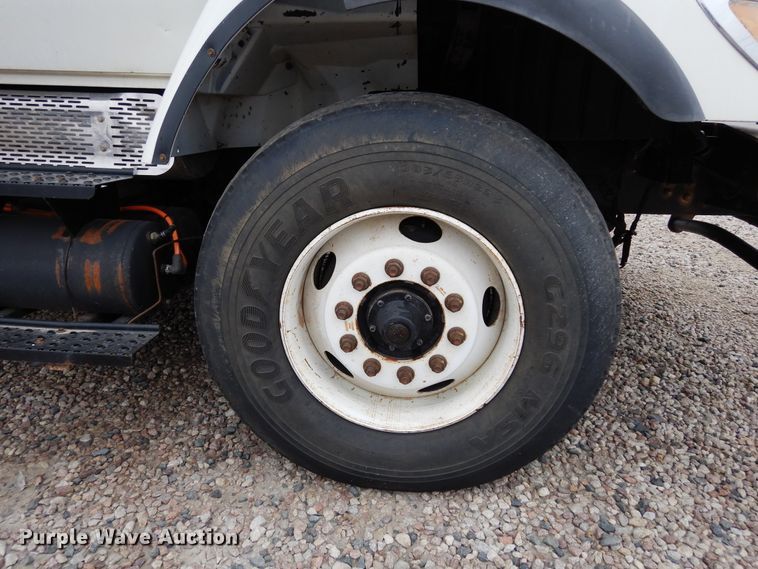 image for item DK0279 2006 International 7500  bucket truck