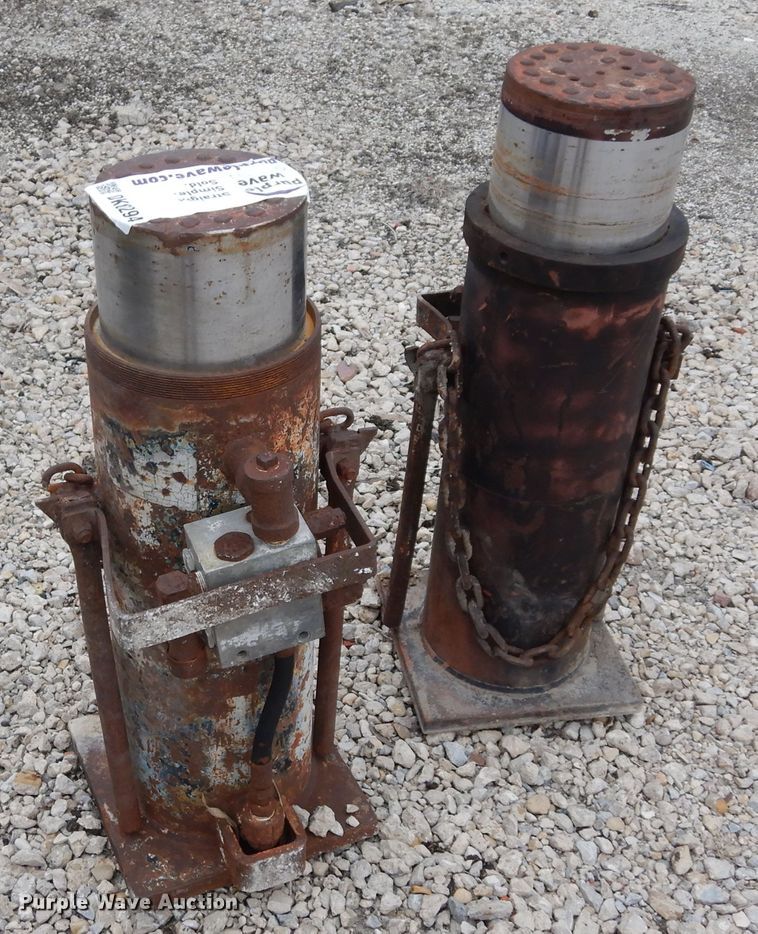 image for item DK0294 (2) hydraulic jacks