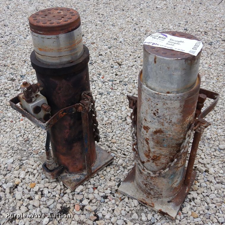 image for item DK0294 (2) hydraulic jacks