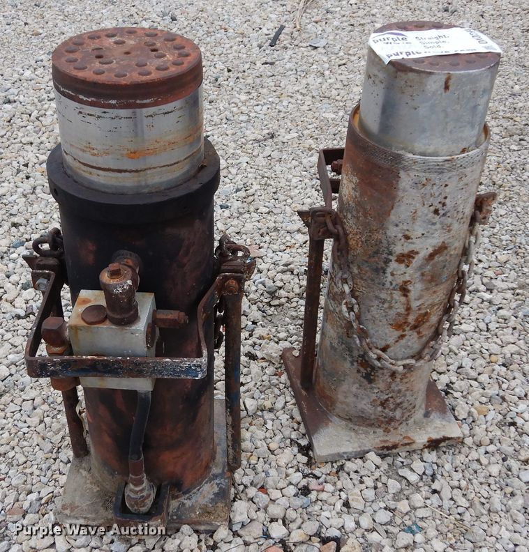 image for item DK0294 (2) hydraulic jacks