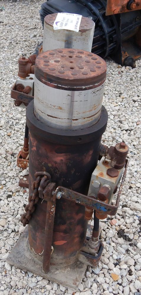 image for item DK0294 (2) hydraulic jacks