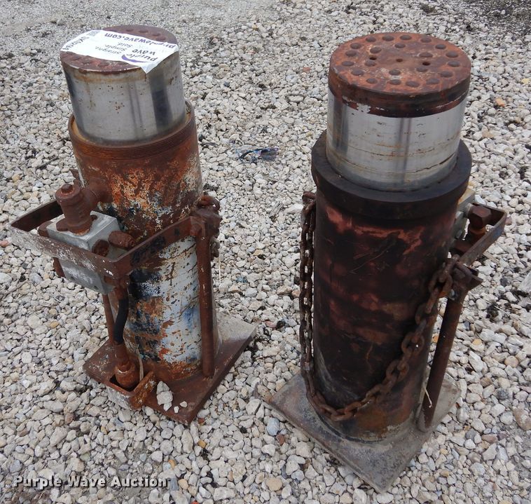 image for item DK0294 (2) hydraulic jacks