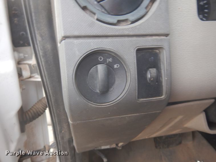 image for item DM5385 2008 Ford F550 Super Duty XL  Crew Cab truck cab and chassis