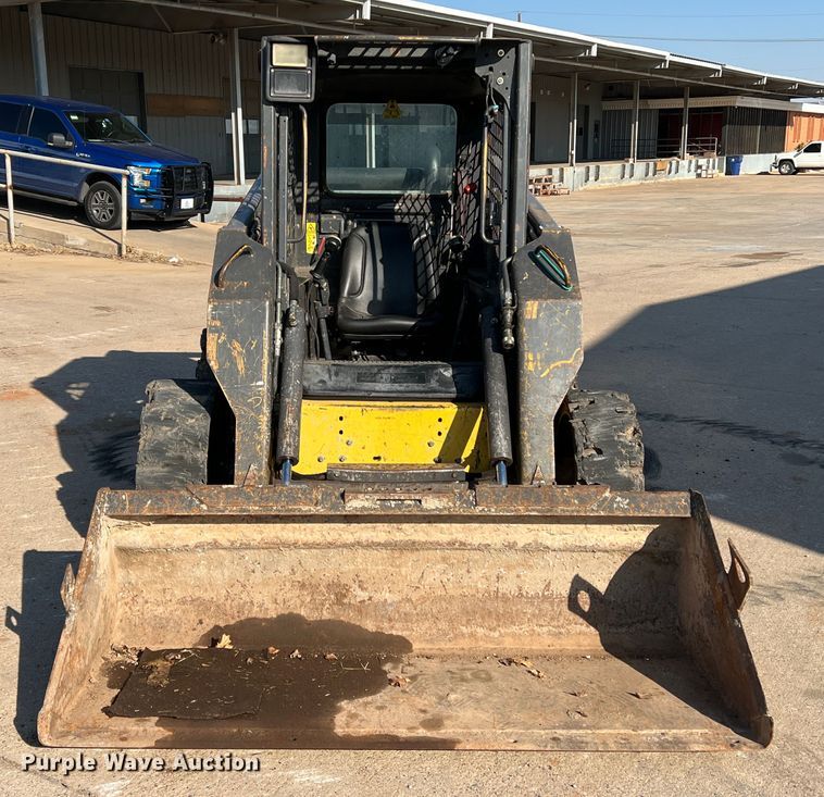 image for item DM8367 2006 New Holland L185  skid steer loader