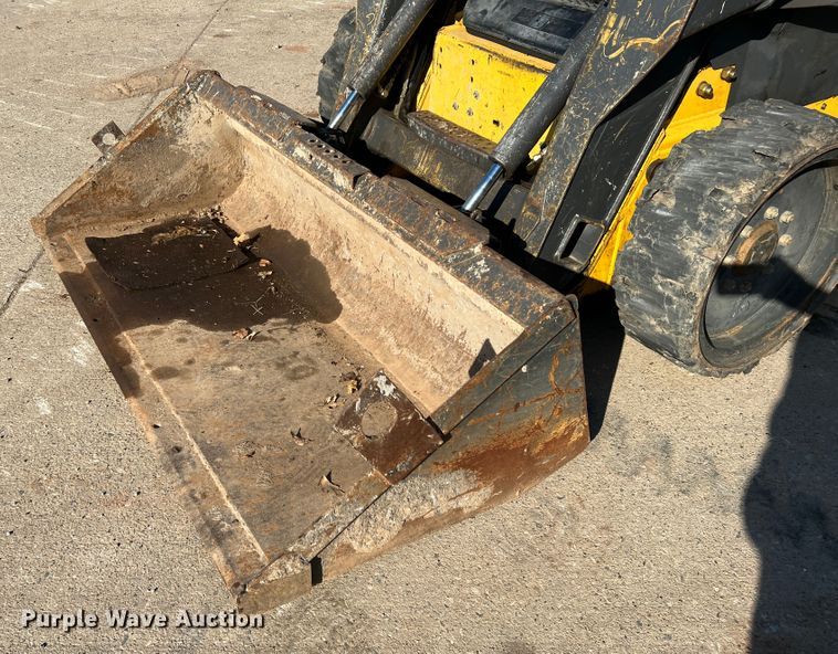 image for item DM8367 2006 New Holland L185  skid steer loader