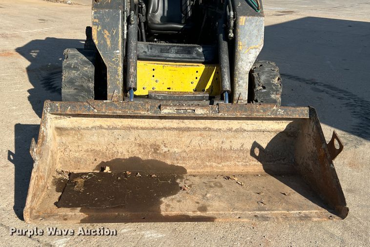 image for item DM8367 2006 New Holland L185  skid steer loader