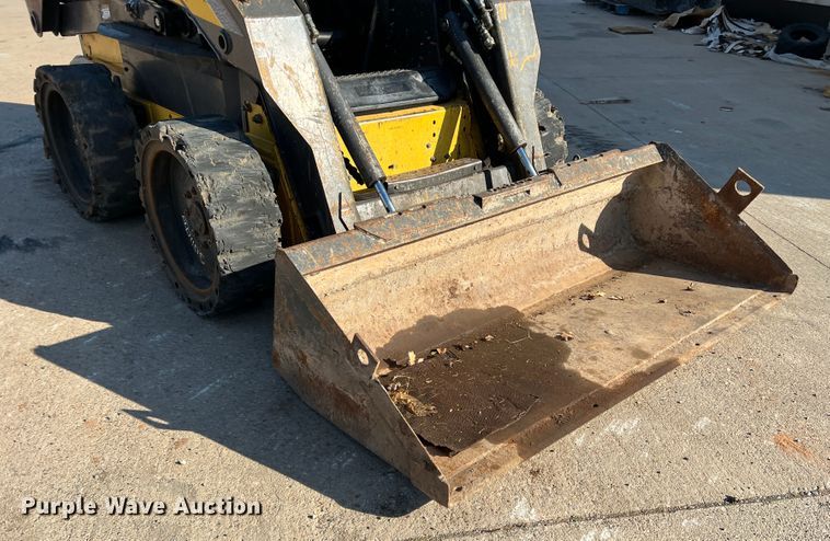 image for item DM8367 2006 New Holland L185  skid steer loader