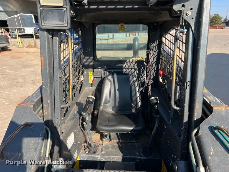 image for item DM8367 2006 New Holland L185  skid steer loader