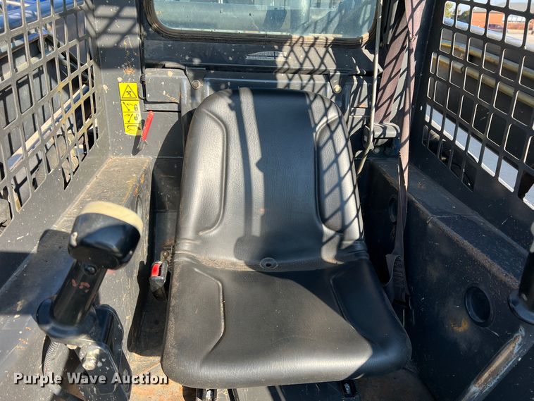 image for item DM8367 2006 New Holland L185  skid steer loader