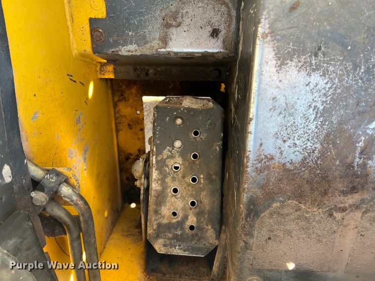 image for item DM8367 2006 New Holland L185  skid steer loader