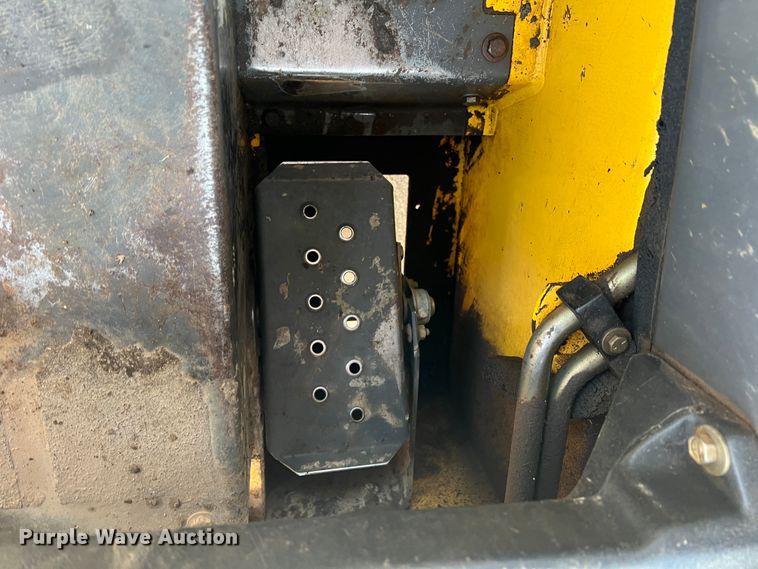 image for item DM8367 2006 New Holland L185  skid steer loader