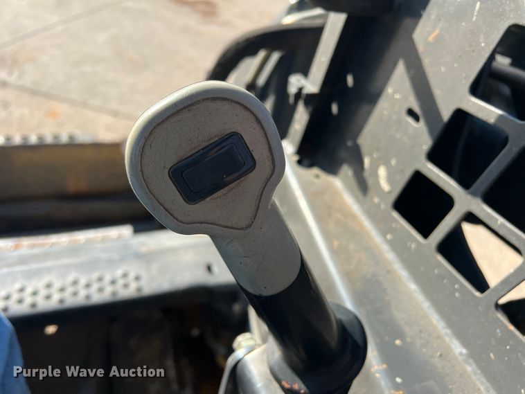 image for item DM8367 2006 New Holland L185  skid steer loader